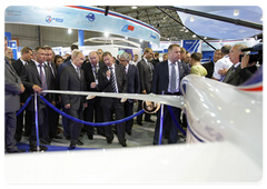 Prime Minister Vladimir Putin visiting exhibition pavilions at the International Air Show MAKS-2009|18 august, 2009|16:26