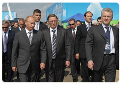 Prime Minister Vladimir Putin visiting exhibition pavilions at the International Air Show MAKS-2009|18 august, 2009|16:26