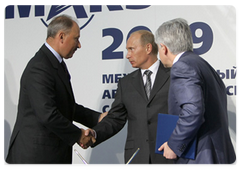 A number of contracts being signed with the Sukhoi Company in the presence of Prime Minister Vladimir Putin at the MAKS-2009 Air Show|18 august, 2009|18:54