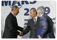 A number of contracts were signed in the presence of Prime Minister Vladimir Putin at the International Air Show MAKS-2009