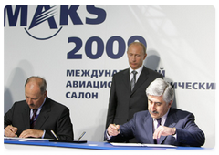 A number of contracts being signed with the Sukhoi Company in the presence of Prime Minister Vladimir Putin at the MAKS-2009 Air Show|18 august, 2009|18:54