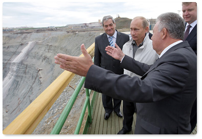Prime Minister Vladimir Putin, on a visit to Yakutia, inspected the Mir open pit mine