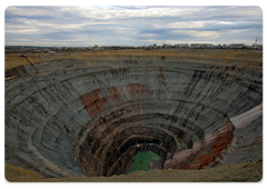 Prime Minister Vladimir Putin, on a visit to Yakutia, at the Mir open pit mine|21 august, 2009|08:28