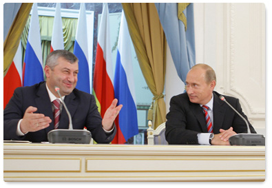В.В.Путин и Президент Южной Осетии Э.Д.Кокойты провели совместную пресс-конференцию