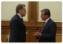 First Deputy Prime Minister Igor Shuvalov and First Deputy Prime Minister Viktor Zubkov (from left) at a meeting of the Government|27 august, 2009|15:48
