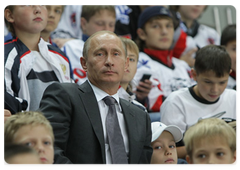 Prime Minister Vladimir Putin at a national hockey team training session in the Ice Palace at Khodynskoye Pole|31 august, 2009|20:08