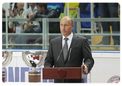 Prime Minister Vladimir Putin conferring state decorations on members of the Russian ice hockey team|31 august, 2009|20:08