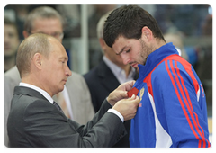 Prime Minister Vladimir Putin conferring state decorations on members of the Russian ice hockey team|31 august, 2009|20:08