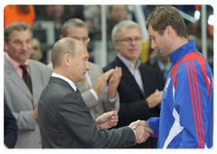 Prime Minister Vladimir Putin conferring state decorations on members of the Russian ice hockey team|31 august, 2009|20:08