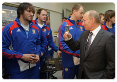 Prime Minister Vladimir Putin conferring state decorations on members of the Russian ice hockey team|31 august, 2009|20:08