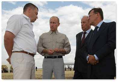 Vladimir Putin, who is on a working trip to the Orenburg Region, visited the Experimentalnoye pilot farm, where he inspected a barley field and talked with farmers