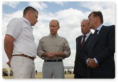 Vladimir Putin, who is on a working trip to the Orenburg Region, visited the Experimentalnoye pilot farm, where he inspected a barley field and talked with farmers