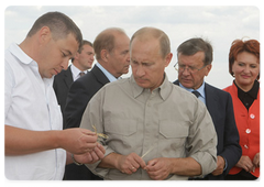 Prime Minister Vladimir Putin, on a working trip to the Orenburg Region, visiting the Eksperimentalnoye farm|4 august, 2009|20:57