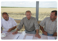 Prime Minister Vladimir Putin, on a working trip to the Orenburg Region, visiting the Eksperimentalnoye farm|4 august, 2009|20:57
