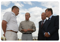 Prime Minister Vladimir Putin, on a working trip to the Orenburg Region, visiting the Eksperimentalnoye farm|4 august, 2009|20:57