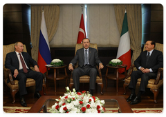 Позже переговоры глав правительств России и Турции продолжились в трехстороннем формате с участием премьер-министра Итальянской Республики С.Берлускони|6 августа, 2009|20:34