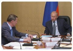 Prime Minister Vladimir Putin chairing a meeting with top Defence Ministry officials|7 august, 2009|18:45