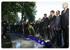 Prime Minister Vladimir Putin taking part in a memorial ceremony at the Tomb of the Defenders of the Coast in the Westerplatte Memorial|1 september, 2009|14:31