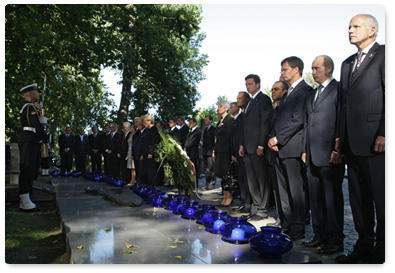 Prime Minister Vladimir Putin took part in a memorial ceremony at the Tomb of the Defenders of the Coast in the Westerplatte Memorial