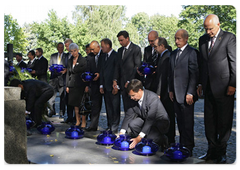 В.В.Путин принял участие в памятной церемонии у Могилы защитников побережья в Мемориальном комплексе Вестерплатте|1 сентября, 2009|14:31