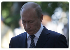 Prime Minister Vladimir Putin taking part in a memorial ceremony at the Tomb of the Defenders of the Coast in the Westerplatte Memorial|1 september, 2009|14:31