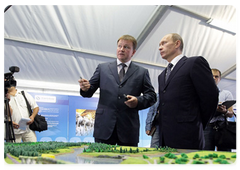 В.В.Путин, находящийся с рабочей поездкой в Тульской области, посетил предприятия региона, участвующие в реализации инвестиционного проекта «Промышленный комплекс город Новомосковск»|14 сентября, 2009|16:31