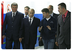 В.В.Путин, находящийся с рабочей поездкой в Тульской области, посетил предприятия региона, участвующие в реализации инвестиционного проекта «Промышленный комплекс город Новомосковск»|14 сентября, 2009|16:43