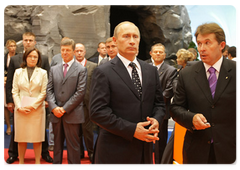 Russian Prime Minister Vladimir Putin visiting an exhibition of development plans for the constituent entities of the Russian Federation as part of his participation in the Sochi International Investment Forum|18 september, 2009|15:50