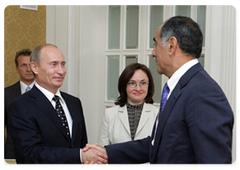 В.В.Путин провел рабочую встречу с председателем совета директоров инвестиционного банка «Морган Стэнли» Дж.Маком|18 сентября, 2009|17:50