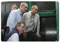 В.В.Путин, Жан-Клод Килли и Жильбер Фелли выпустили из клеток в вольеры двух леопардов, доставленных на самолете из Туркмении|19 сентября, 2009|21:06