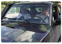 В.В.Путин пригласил Жан-Клода Килли и Жильбера Феллигостей пересесть в автомобиль «Нива», недавно приобретенный им на «АвтоВАЗе»|19 сентября, 2009|21:13