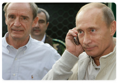 В.В.Путин, Жан-Клод Килли и Жильбер Фелли выпустили из клеток в вольеры двух леопардов, доставленных на самолете из Туркмении|19 сентября, 2009|22:05