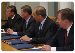 First Deputy Prime Minister Viktor Zubkov, Deputy Prime Minister Sergei Ivanov, Vnesheconombank Chairman Vladimir Dmitriyev and Vnesheconombank First Deputy Chairman Nikolai Kosov|2 september, 2009|18:50