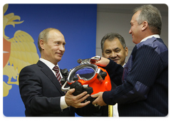 Prime Minister Vladimir Putin awarding government certificates of honour to disaster relief workers for their response to the Siberian dam accident|21 september, 2009|15:46