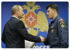 Prime Minister Vladimir Putin awarding government certificates of honour to disaster relief workers for their response to the Siberian dam accident|21 september, 2009|15:46