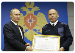 Prime Minister Vladimir Putin awarding government certificates of honour to disaster relief workers for their response to the Siberian dam accident|21 september, 2009|15:46