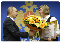 Prime Minister Vladimir Putin awarding government certificates of honour to disaster relief workers for their response to the Siberian dam accident|21 september, 2009|15:46