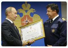 Prime Minister Vladimir Putin awarding government certificates of honour to disaster relief workers for their response to the Siberian dam accident|21 september, 2009|15:46