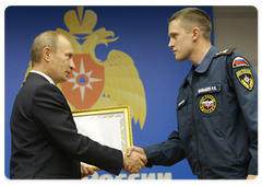 Prime Minister Vladimir Putin awarding government certificates of honour to disaster relief workers for their response to the Siberian dam accident|21 september, 2009|15:46