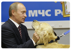 Prime Minister Vladimir Putin awarding government certificates of honour to disaster relief workers for their response to the Siberian dam accident|21 september, 2009|15:46