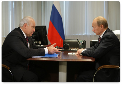 After a conference at the National Crisis Management Centre of the Ministry for Emergencies, Prime Minister Vladimir Putin met with Viktor Zimin, head of the republic of Khakassia