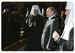 Vladimir Putin visited the Cathedral of Christ the Saviour in Moscow to worship before the Kursk Root Icon of the Apparition of the Mother of God, which is considered the most important relic for Orthodox Russians living abroad|22 september, 2009|12:54