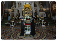 Vladimir Putin visited the Cathedral of Christ the Saviour in Moscow to worship before the Kursk Root Icon of the Apparition of the Mother of God, which is considered the most important relic for Orthodox Russians living abroad|22 september, 2009|12:54