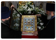 Vladimir Putin visited the Cathedral of Christ the Saviour in Moscow to worship before the Kursk Root Icon of the Apparition of the Mother of God, which is considered the most important relic for Orthodox Russians living abroad|22 september, 2009|12:54