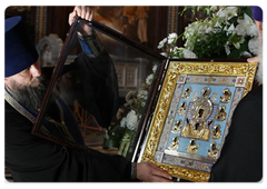 Vladimir Putin visited the Cathedral of Christ the Saviour in Moscow to worship before the Kursk Root Icon of the Apparition of the Mother of God, which is considered the most important relic for Orthodox Russians living abroad|22 september, 2009|12:54