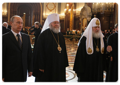 Vladimir Putin visited the Cathedral of Christ the Saviour in Moscow to worship before the Kursk Root Icon of the Apparition of the Mother of God, which is considered the most important relic for Orthodox Russians living abroad|22 september, 2009|12:54