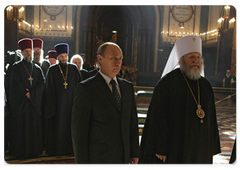 Vladimir Putin visited the Cathedral of Christ the Saviour in Moscow to worship before the Kursk Root Icon of the Apparition of the Mother of God, which is considered the most important relic for Orthodox Russians living abroad|22 september, 2009|12:54