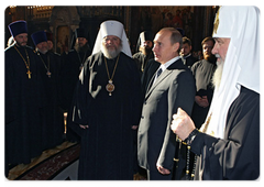 Vladimir Putin visited the Cathedral of Christ the Saviour in Moscow to worship before the Kursk Root Icon of the Apparition of the Mother of God, which is considered the most important relic for Orthodox Russians living abroad|22 september, 2009|12:54