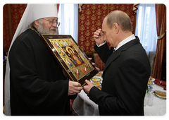 Vladimir Putin visited the Cathedral of Christ the Saviour in Moscow to worship before the Kursk Root Icon of the Apparition of the Mother of God, which is considered the most important relic for Orthodox Russians living abroad|22 september, 2009|12:54