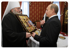 Vladimir Putin visited the Cathedral of Christ the Saviour in Moscow to worship before the Kursk Root Icon of the Apparition of the Mother of God, which is considered the most important relic for Orthodox Russians living abroad|22 september, 2009|12:54